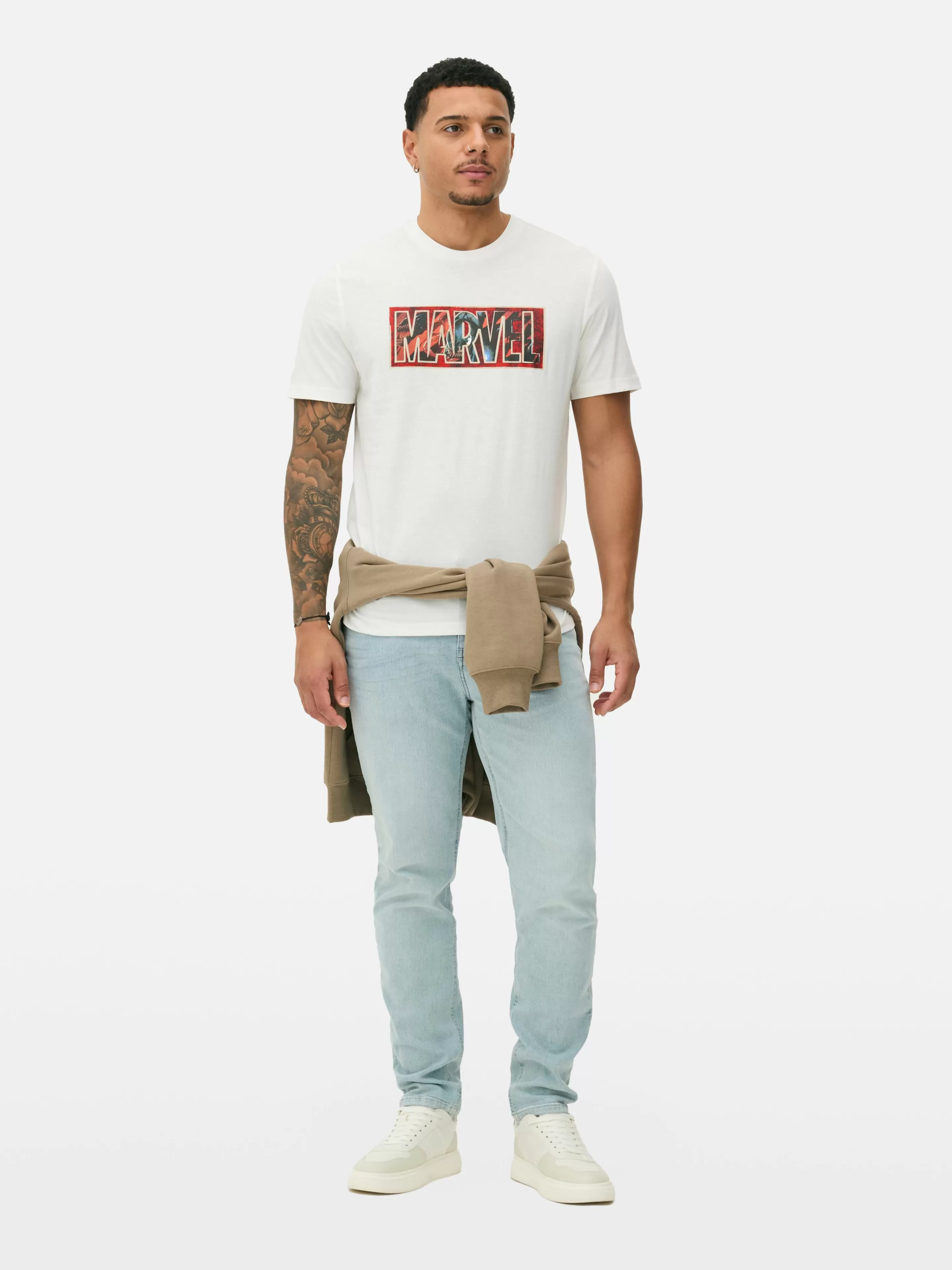Magliette Casual Primark con Stampa Marvel - Grafiche Moderne e Logo Iconico per Stile Urbano e Giovane