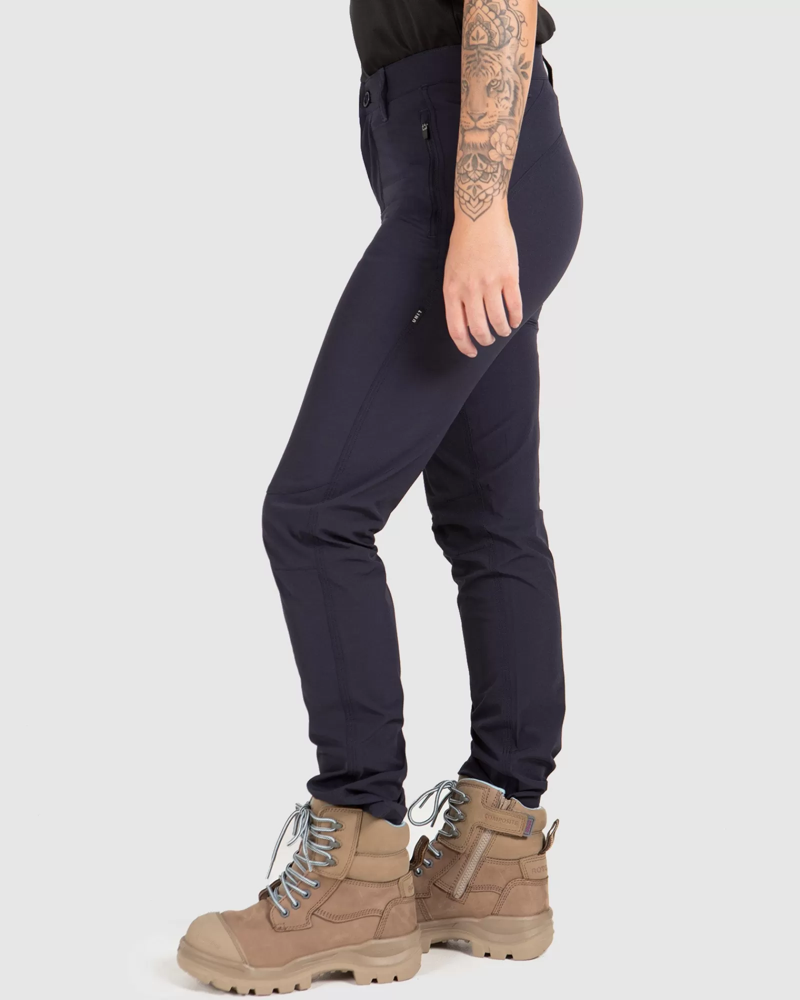 UNIT Pantaloni Professionali Eleganti con Tecnologia Flexlite - Collezione Lavoro Donna 

Design Ergonomico e Massima Mobilità per Turni Intensi - Taglie Inclusive e Conforto Superiore