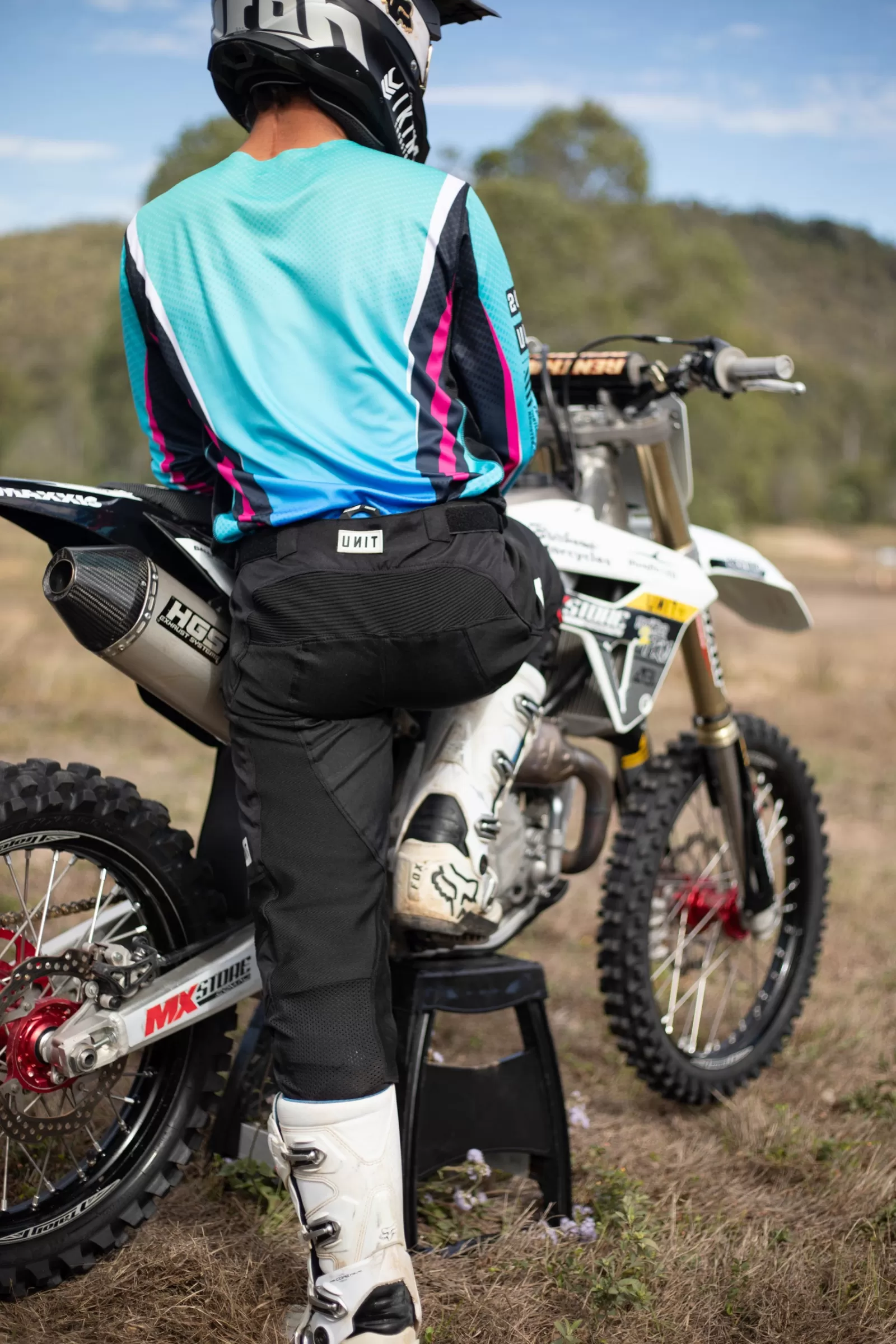 Pantaloni Tech Stack MX Uomo - Nero Assoluto | Comfort Estremo | Tasca Multifunzione | Modello Urban di UNIT Clothing | Tessuto Leggero e Resistente