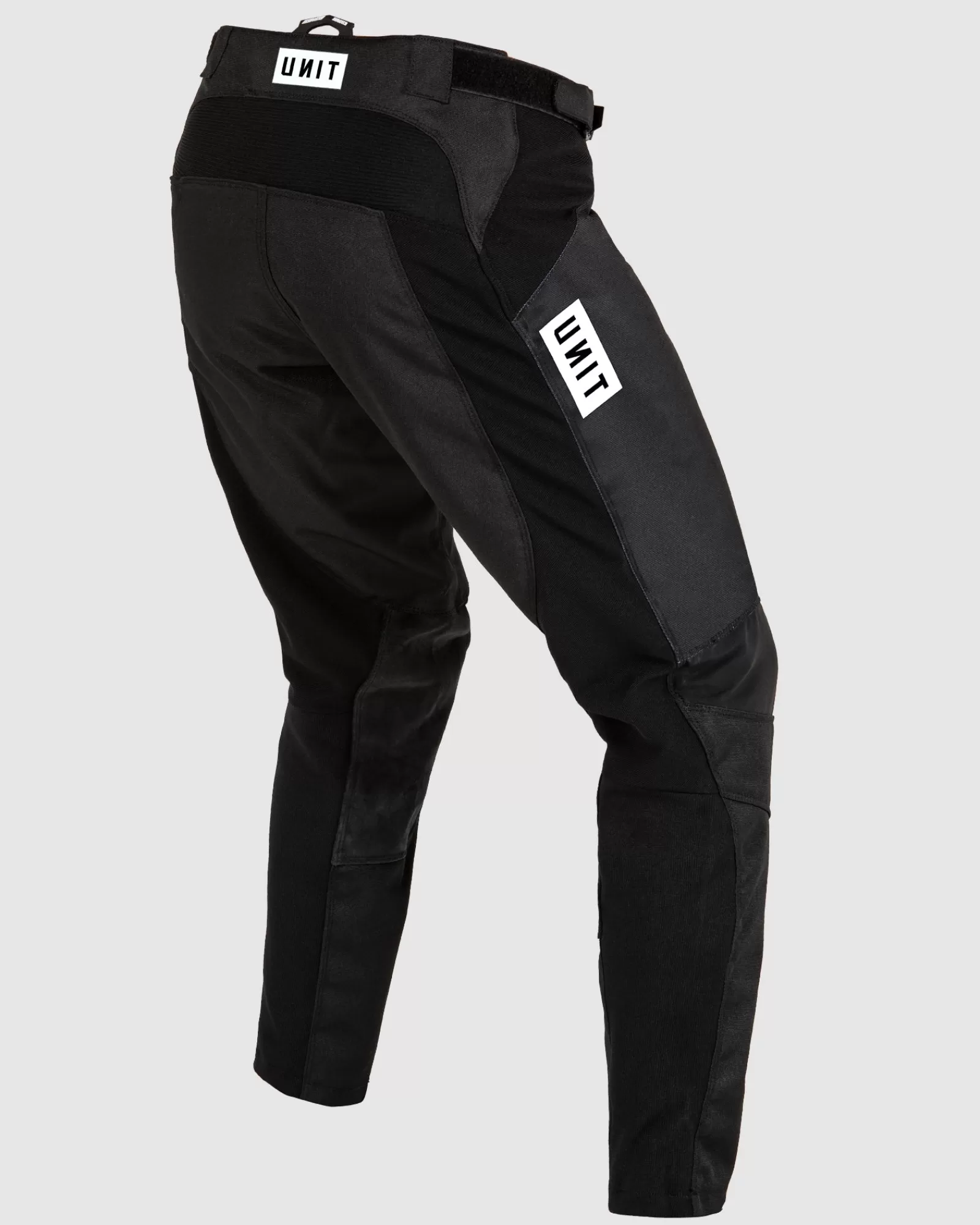Pantaloni Tech Stack MX Uomo - Nero Assoluto | Comfort Estremo | Tasca Multifunzione | Modello Urban di UNIT Clothing | Tessuto Leggero e Resistente