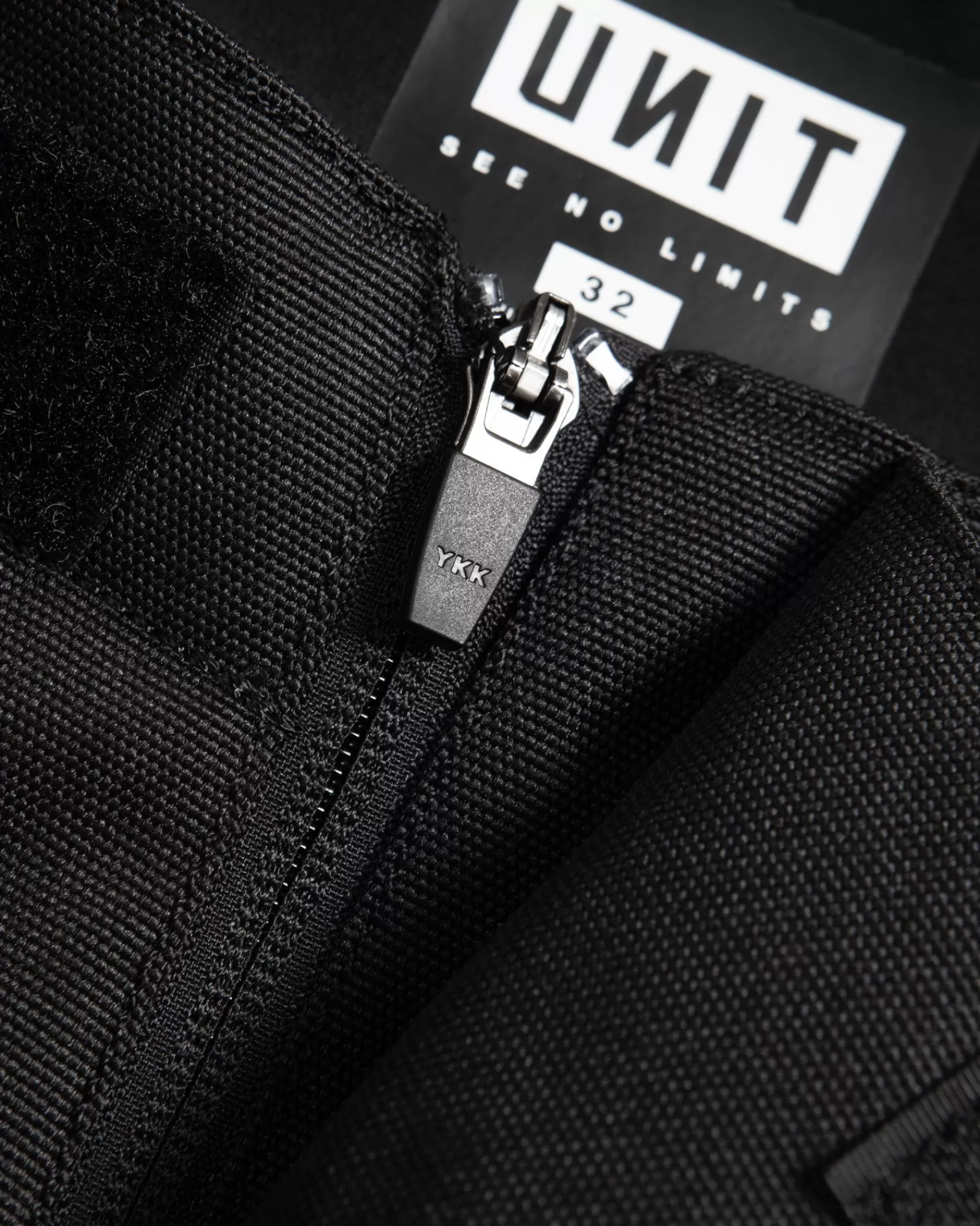 Pantaloni Tech Stack MX Uomo - Nero Assoluto | Comfort Estremo | Tasca Multifunzione | Modello Urban di UNIT Clothing | Tessuto Leggero e Resistente