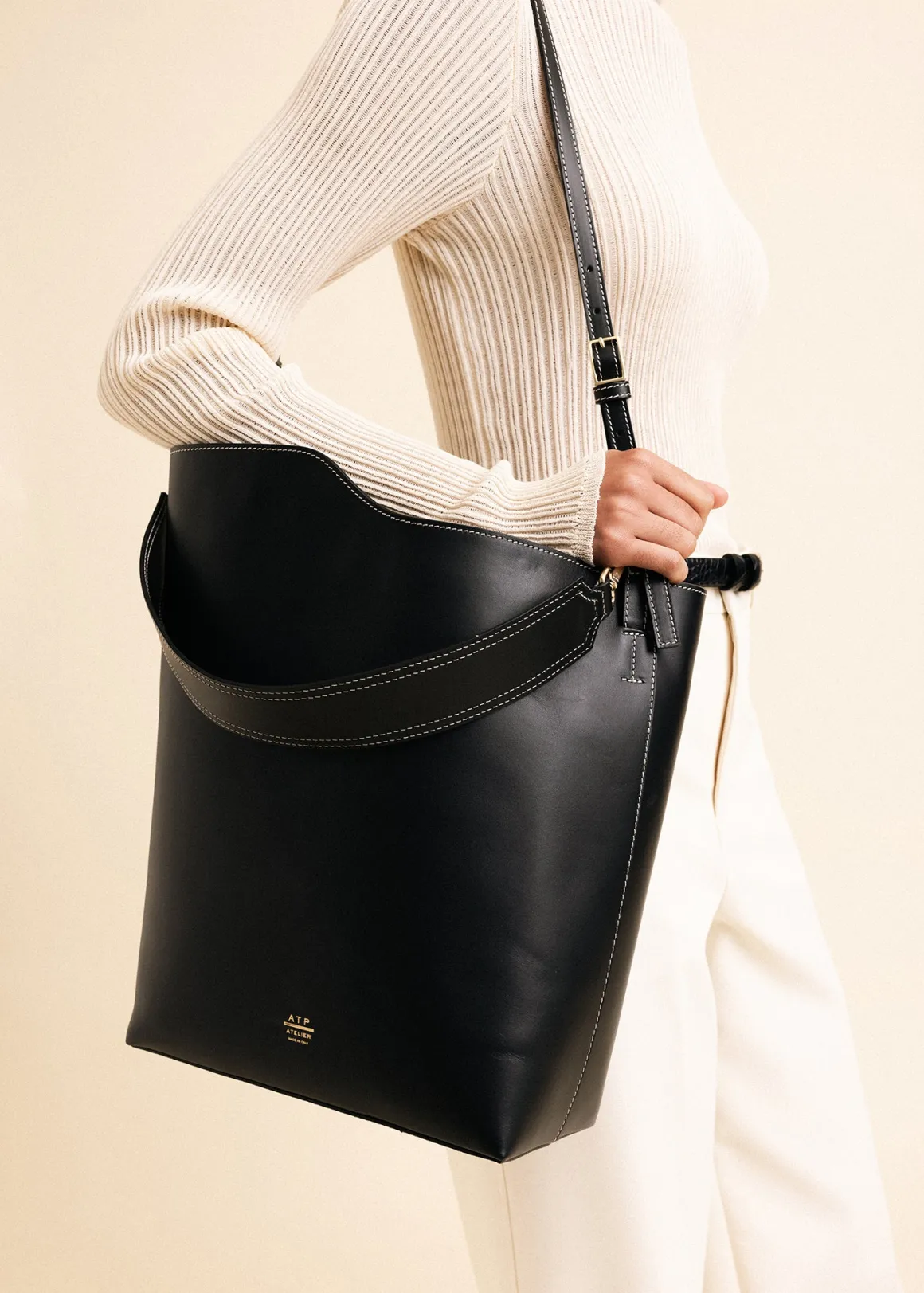 VANILIA - Elegante Borsa Tote in Pelle Vacchetta Nera con Fibbia Decorativa, Novità Collezione Autunno 2024
