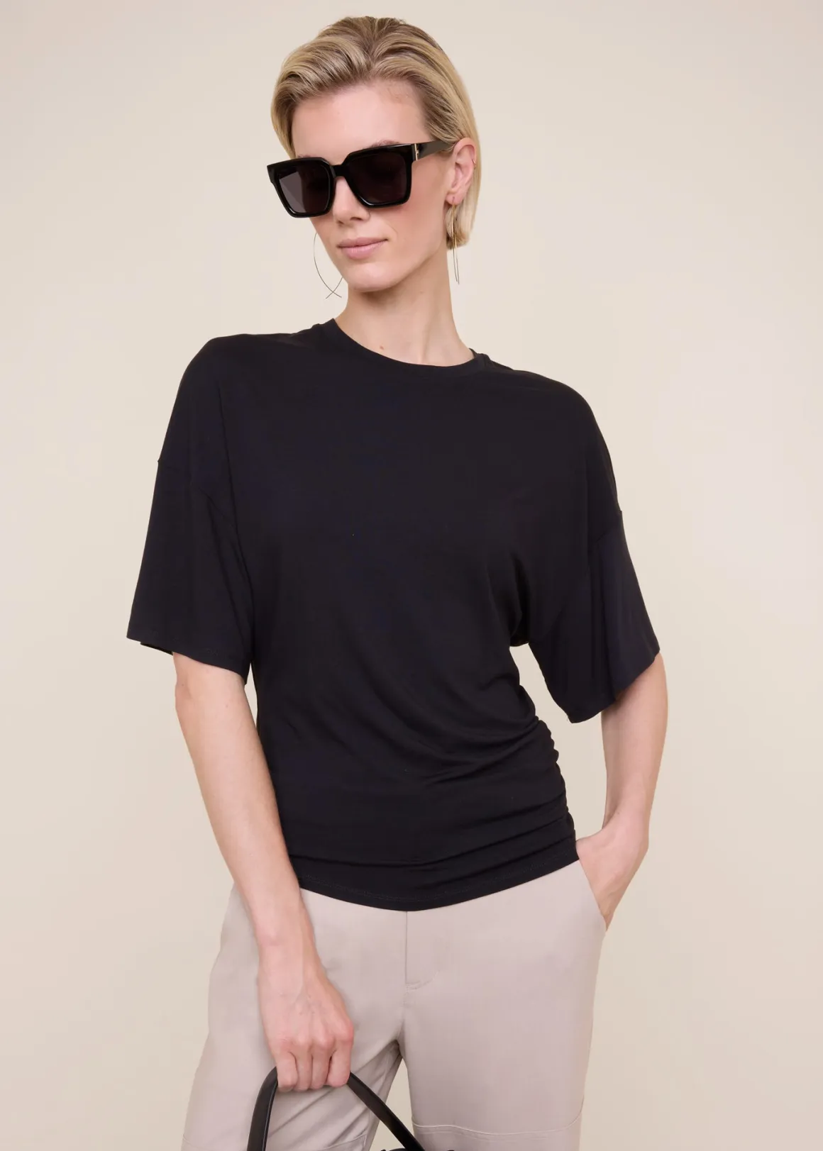 VANILIA Maglia in viscosa jersey confortevole - Nuovo modello unisex con design minimal, disponibile nella tonalità nero assoluto