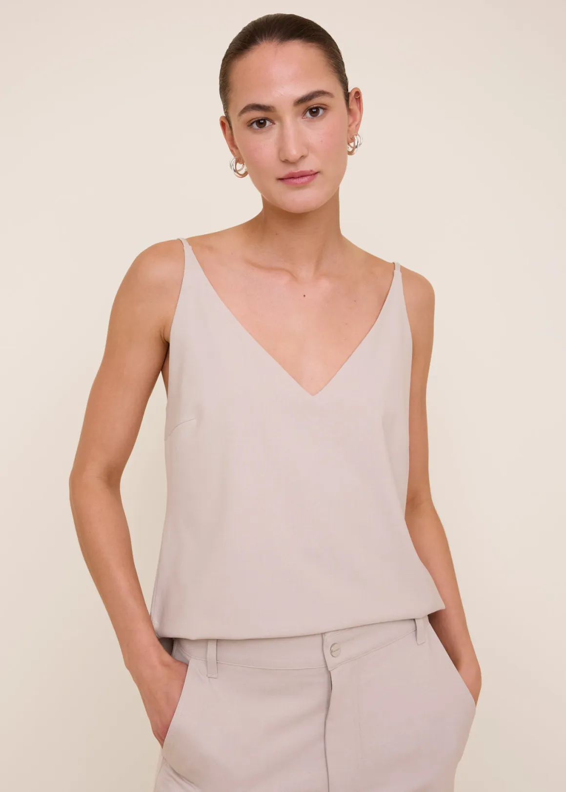 Maglieria VANILIA - Top in viscosa con scollatura a V, tonalità beige latte - Promozione outlet esclusiva